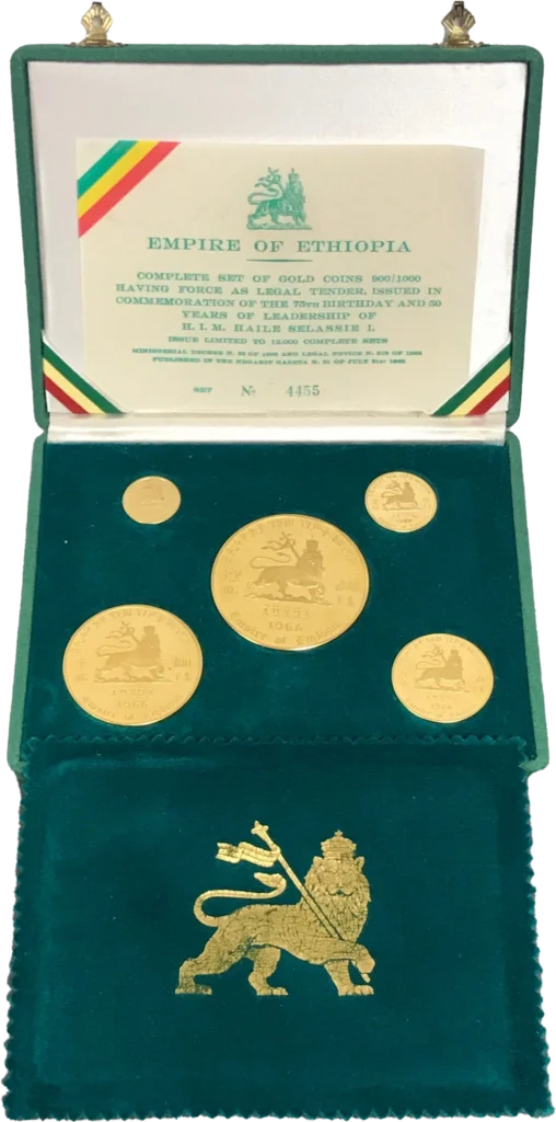 Coffret de cinq monnaies d'or d'Ethiopie datées de 1966 et fabriquées en frappe Belle épreuve (Proof).Modules de 10, 20, 50, 100 et 200 dollars or 900/1000 (152 grammes au total).Coffret réalisé à 12000 exemplaires (numéro de certificat 4455) à l'occasion du 75ème anniversaire et des 50 ans de règne de Hailé Selassié Ier.