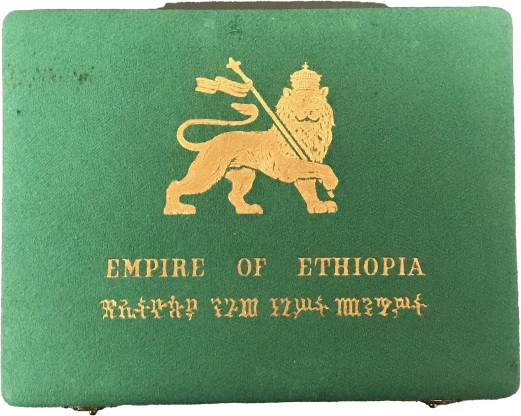 Coffret de cinq monnaies d'or d'Ethiopie datées de 1966 et fabriquées en frappe Belle épreuve (Proof).Modules de 10, 20, 50, 100 et 200 dollars or 900/1000 (152 grammes au total).Coffret réalisé à 12000 exemplaires (numéro de certificat 4455) à l'occasion du 75ème anniversaire et des 50 ans de règne de Hailé Selassié Ier.
