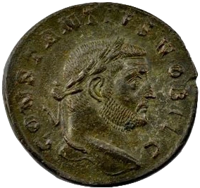 Tête nue de Constance Chlore à droite.