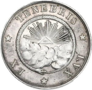 Dans un cercle délimité par l’ouroboros, un triangle portant le tétragramme rayonnant au dessus de nuages.