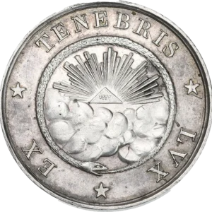 Dans un cercle délimité par l’ouroboros, un triangle portant le tétragramme rayonnant au dessus de nuages.