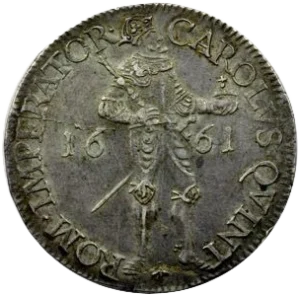 Charles Quint en pied, à gauche, couronné et cuirassé.