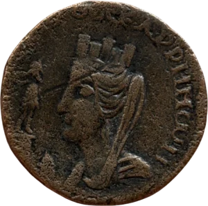 Buste de Tychée à gauche devant une statuette.