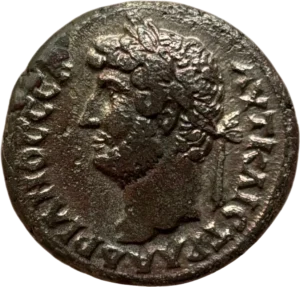 Tête laurée d'Hadrien à gauche.