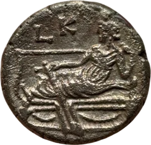 Tychée allongée à gauche tenant une corne d'abondance et une proue de navire.