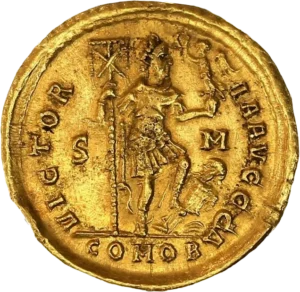 L'empereur debout à droite, en tenue militaire, tenant un étendard et un globe nicéphore; son pied gauche reposant sur un captif à terre, les mains liées dans le dos.