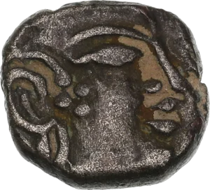 Tête du roi à droite.