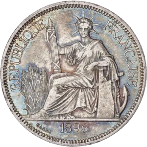 La république couronnée et drapée, assise à gauche, tenant un faisceau et s'appuyant sur un gouvernail et une ancre marine. A l'arrière un paysage de rizière.