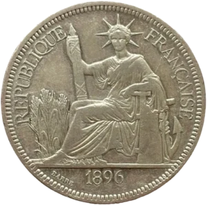 La république couronnée et drapée, assise à gauche, tenant un faisceau et s'appuyant sur un gouvernail et une ancre marine. A l'arrière un paysage de rizière.