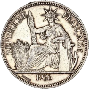 La république couronnée et drapée, assise à gauche, tenant un faisceau et s'appuyant sur un gouvernail et une ancre marine. A l'arrière un paysage de rizière.