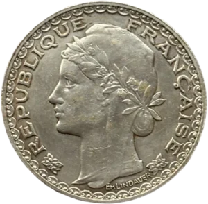 Tête de Marianne à gauche avec un bonnet phrygien lauré d’olivier.