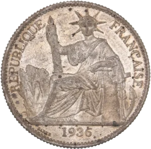 La république couronnée et drapée, assise à gauche, tenant un faisceau et s'appuyant sur un gouvernail et une ancre marine. A l'arrière un paysage de rizière.