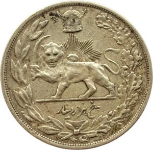 Lion devant un soleil rayonnant, tenant un sabre dans la patte avant droite, sous une couronne et entourée d'une couronne végétale.