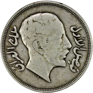 Tête nue de Faisal Ier à droite.