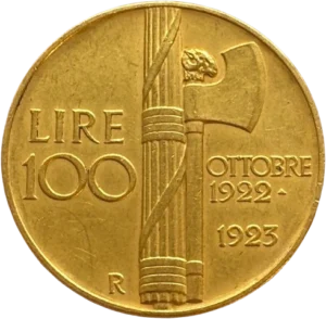 Un grand faisceau avec une hache ornée d'une tête de bélier appuyé sur sa droite.