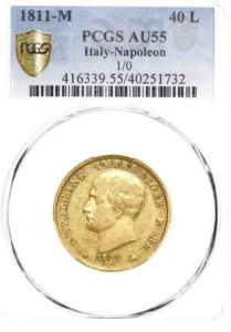 Tête nue de Napoléon Ier à gauche.