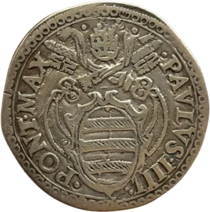 Saint-Pierre assis sur un trône orné de têtes de lion bénissant d’une main et tenant un clef de l’autre.