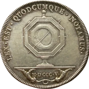 Armes royales couronnées sur un lion couché qui supporte l'ordre du Saint Esprit, entourées des colliers des Ordres et enveloppées du manteau royal.