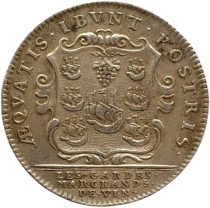 un calice rempli de vin sur un autel.