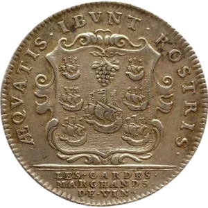 un calice rempli de vin sur un autel.