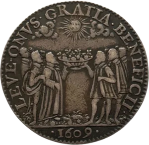 Six personnes portant une corbeille de fruit sous un soleil radieux.