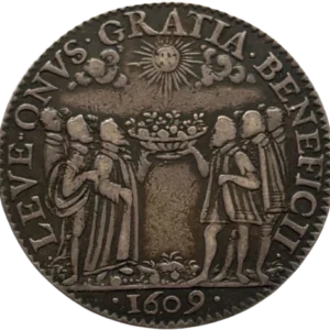 Six personnes portant une corbeille de fruit sous un soleil radieux.