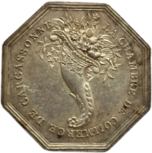 Une corne d'abondance richement garnie et décorée de fleurs, fruits, céréales et végétaux