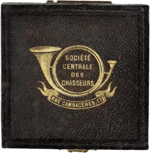 Cerf de Saint Hubert, surmonté de la croix lumineuse.