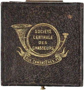 Cerf de Saint Hubert, surmonté de la croix lumineuse.