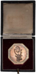 inscription dans une couronne végétale