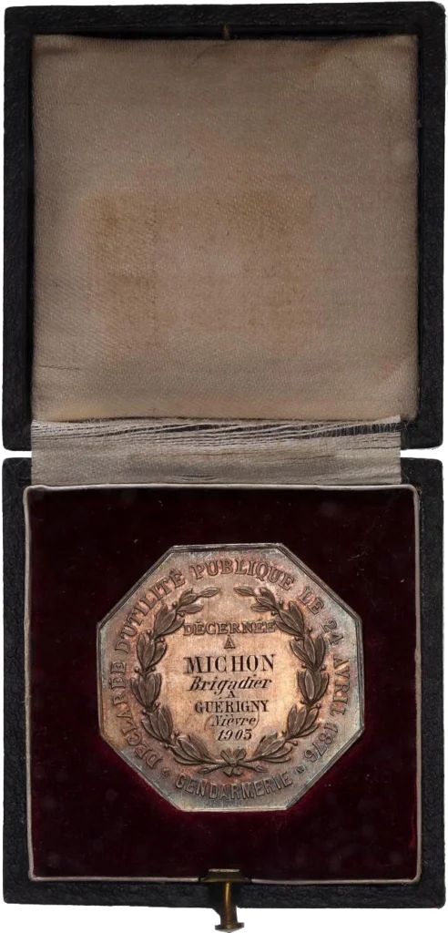 Jeton attribué à Michon, brigadier à Guérigny (Nièvre) en 1903.Note : Poinçon cornePrésence d'une patine irisée.Superbe jeton vendu dans l'écrin d'origine.