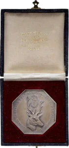 inscription dans une couronne végétale