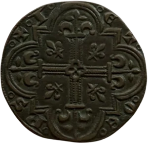 roix fleurdelisée et fleuronnée, centrée d’un quadrilobe, cantonnée de fleurs de lis, dans un quadrilobe à redents.