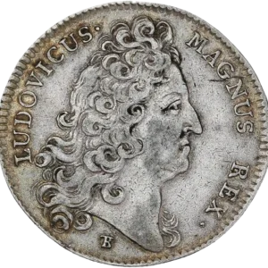 Tête du souverain Louis XIV à droite.