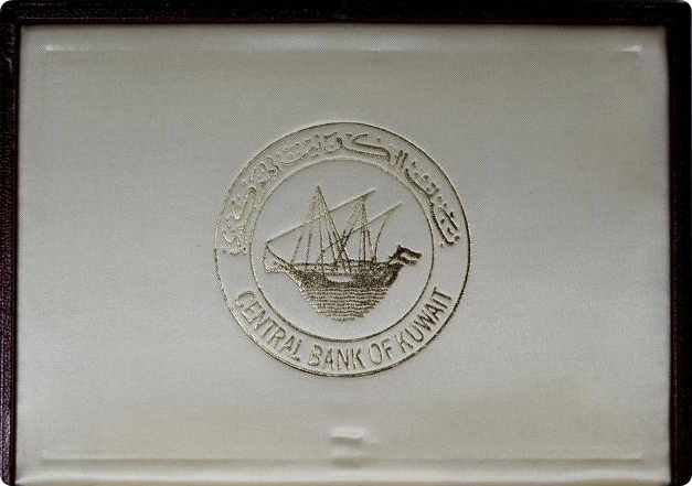 Ce coffret de présentation se compose de six essais en or du Koweit de 1987.Les pièces sont identiques à celles circulantes, à la différence que ce sont des frappes en or. 1 Fils (KM9a) 4,04gr 5 Fils (KM10b) 5,05gr 10 Fils (KM11b) 7,63gr 20 Fils (KM12b) 5,67gr 50 Fils (KM13b) 8,52gr100 Fils (KM14b) 12,33 gr.Tirage : 60 exemplaires.Note :coffret scellé avec certificat en langue arabe et anglaise.