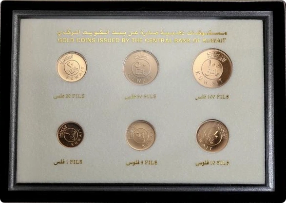 Ce coffret de présentation se compose de six essais en or du Koweit de 1987.Les pièces sont identiques à celles circulantes, à la différence que ce sont des frappes en or. 1 Fils (KM9a) 4,04gr 5 Fils (KM10b) 5,05gr 10 Fils (KM11b) 7,63gr 20 Fils (KM12b) 5,67gr 50 Fils (KM13b) 8,52gr100 Fils (KM14b) 12,33 gr.Tirage : 60 exemplaires.Note :coffret scellé avec certificat en langue arabe et anglaise.