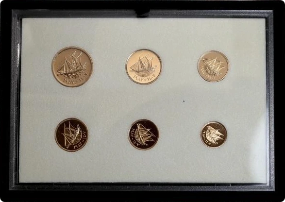 Ce coffret de présentation se compose de six essais en or du Koweit de 1987.Les pièces sont identiques à celles circulantes, à la différence que ce sont des frappes en or. 1 Fils (KM9a) 4,04gr 5 Fils (KM10b) 5,05gr 10 Fils (KM11b) 7,63gr 20 Fils (KM12b) 5,67gr 50 Fils (KM13b) 8,52gr100 Fils (KM14b) 12,33 gr.Tirage : 60 exemplaires.Note :coffret scellé avec certificat en langue arabe et anglaise.