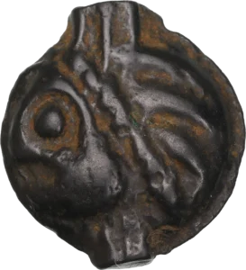 Tête ceinte d’un bandeau à gauche, la chevelure indiquée par trois mèches, le cou par trois petits traits.