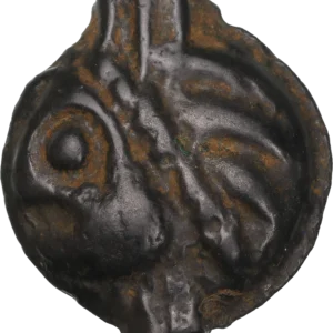 Tête ceinte d’un bandeau à gauche, la chevelure indiquée par trois mèches, le cou par trois petits traits.