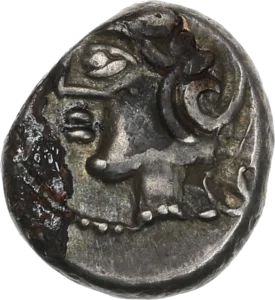 Tête casquée à gauche.