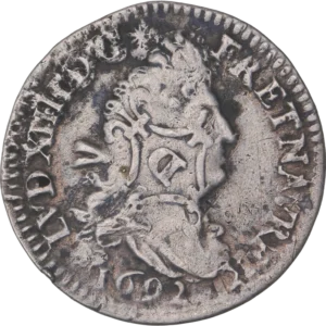 Deux L couronnés et entrelacés, entourés de lis.