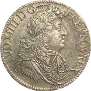 Buste drapé et cuirassé de Louis XIV, à droite avec le col de dentelle, la chevelure longue, armure non cloutée.