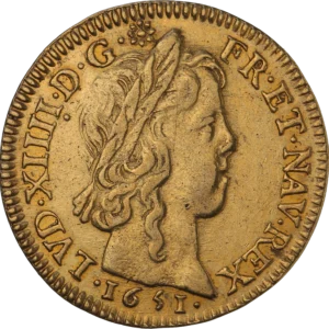 Tête laurée de Louis XIV à droite.