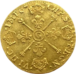 Croix formée de quatre lis couronnés, avec différent d’atelier dans un cercle en cœur, brochant sur une main de justice et un sceptre posés en sautoir.