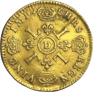 Croix formée de quatre lis couronnés, avec différent d’atelier dans un cercle en cœur, brochant sur une main de justice et un sceptre posés en sautoir.