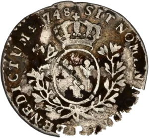 Ecu de France couronné, entouré de lauriers.