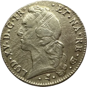 Tête laurée de Louis XV à gauche.