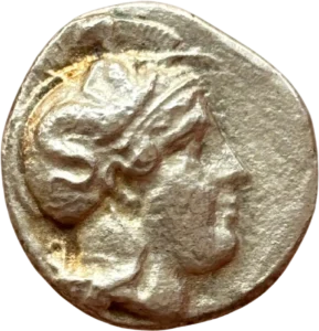 Tête d'Athéna à droite coiffée du casque attique à triple aigrette orné du Skylla.