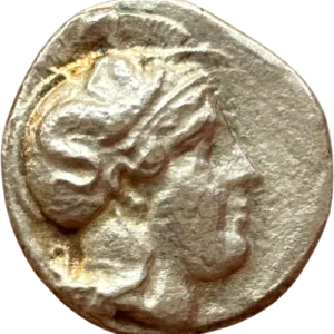 Tête d'Athéna à droite coiffée du casque attique à triple aigrette orné du Skylla.