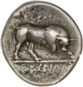 Tête d'Apollon à droite.